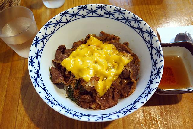 牛丼（5,500ウォン）にチーズ（600ウォン）をトッピング＠ファニーズーキッチン