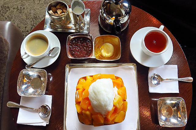 マンゴーピンスは単品（小豆・シャーベット付き）でも注文できるけれど、今年からドリンク2杯付きのセットも登場したそう。ドリンクはコーヒーか紅茶から選べます。