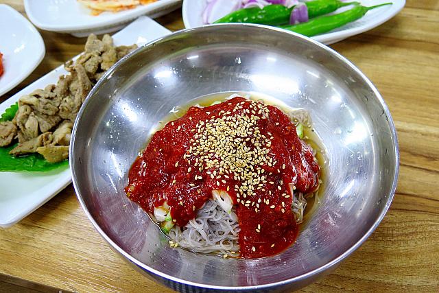 ビビンネンミョン/混ぜ冷麺（8,000ウォン）＠オフィスビル1階の清潭麺屋