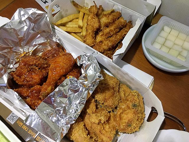 フライドチキン＋ヤンニョムチキン＋ココナツチキン＋ポテトフライのセット（確か29,000ウォンくらい）＠BBQチキンで宅配注文