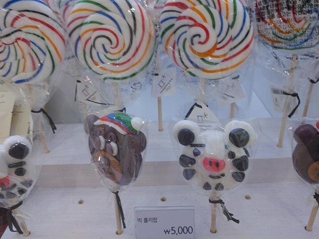 コチラはキャラクターの顔の飴！かわいい！！
