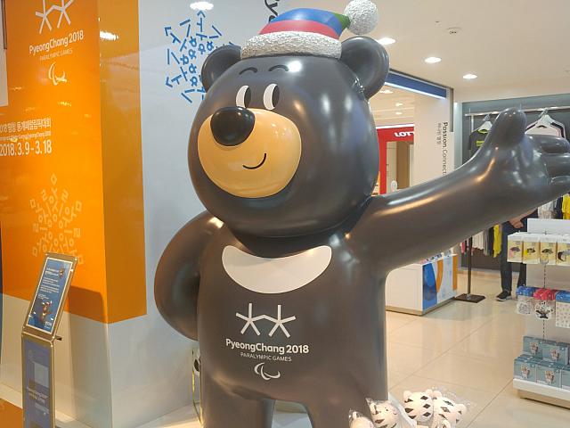 いよいよ来年に開かれる平昌冬季オリンピック！！公式グッズのショップが明洞に登場～！