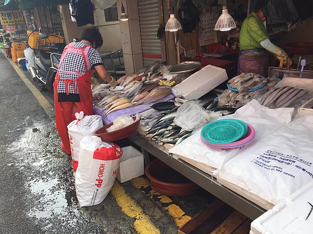 新鮮なお魚も売っていますよ！