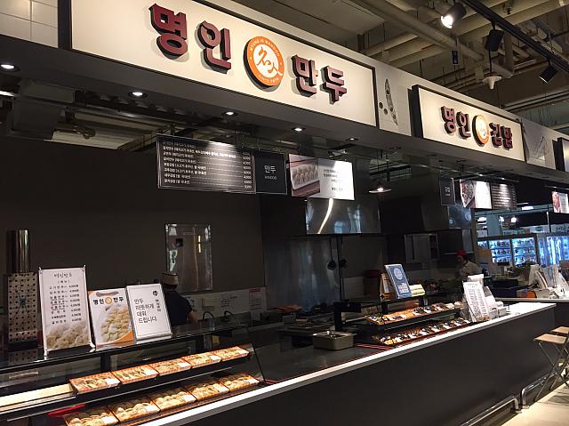 お買い物に疲れたら店内のフードコートで一休み！