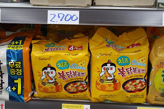 辛い味の炒めラーメンにチーズトッピング！