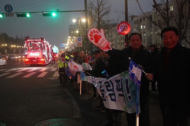 大通り沿いには応援する市民の姿が～！