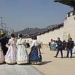 週末のソウル中心部、古宮や北村に行くと韓服を着て散歩を楽しむ観光客がたくさん！