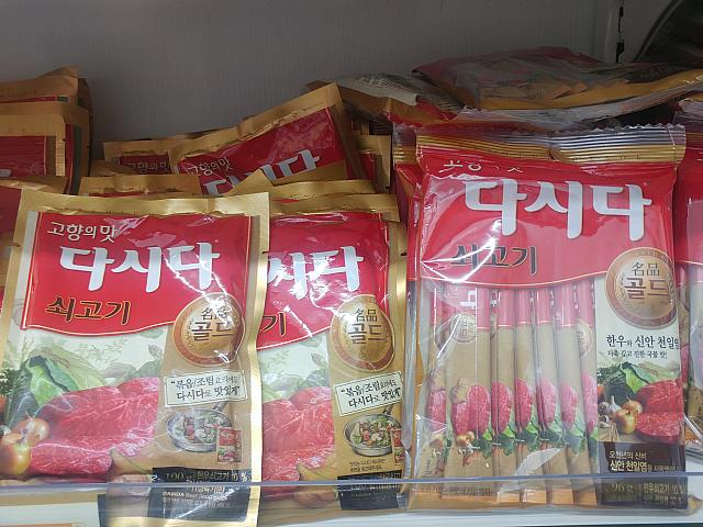 こちら王道のお土産の一つ！牛肉の味付けができるダシマ。調味料です。