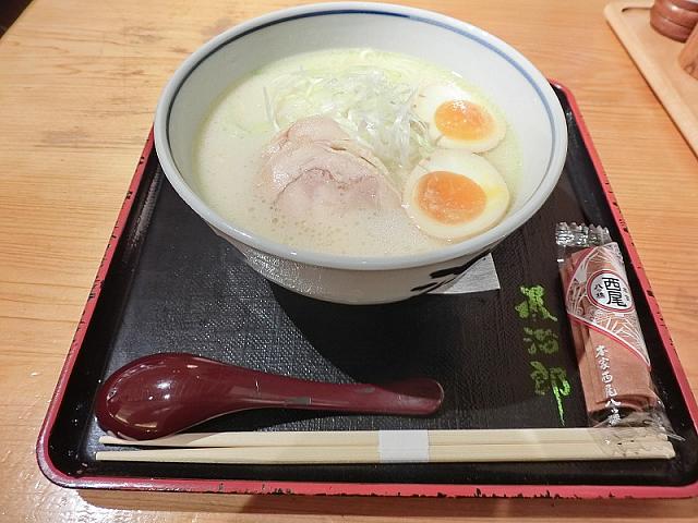為治郎で[鶏そば]サービスは八つ橋