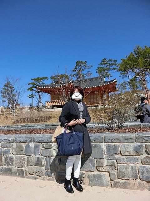 思策の庭園前で