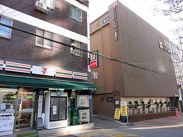 隣はセブンです