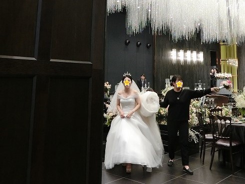 私達を見つけて、出てきた花嫁