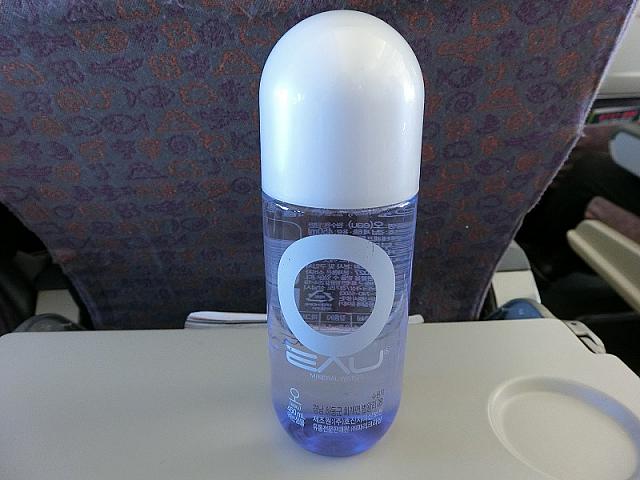 機内で買った温泉水