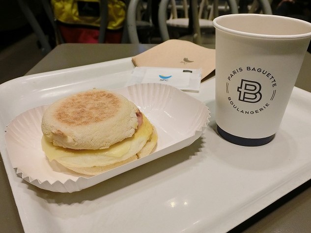 エッグマフィンとコーヒー