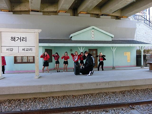 ここ駅舎でもパフォーマンス