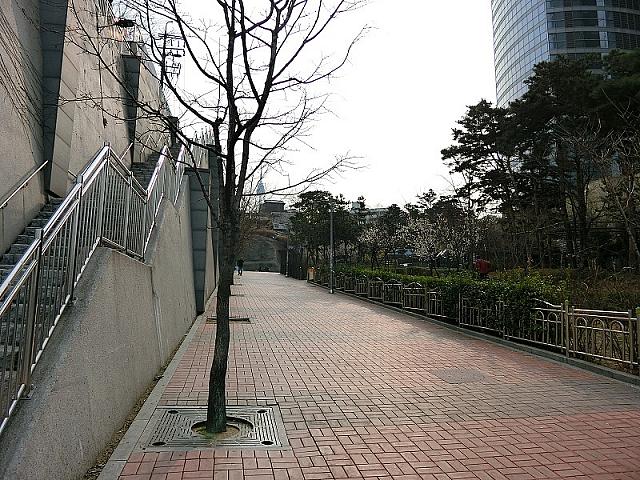 ホテルへはここを上がります