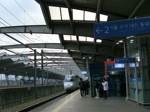 KTX山川がホームに入ってきた
