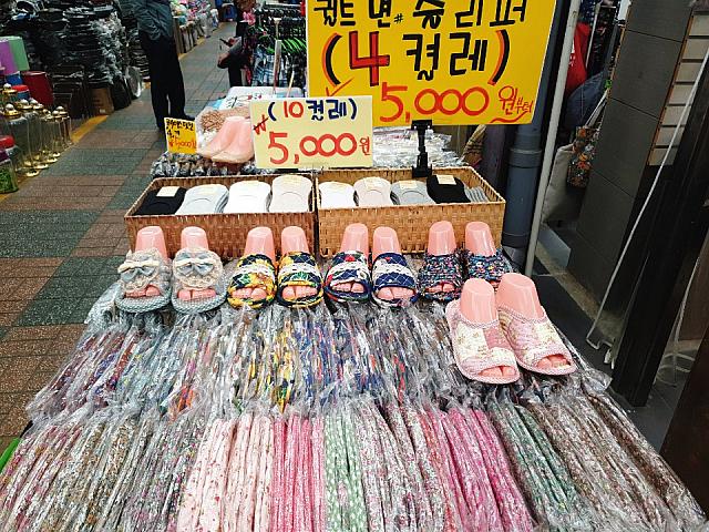 このスリッパ、4つで5000ウォンはバラマキ土産にいいかも！