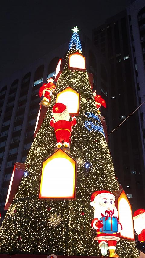 小人がいっぱいのツリー。