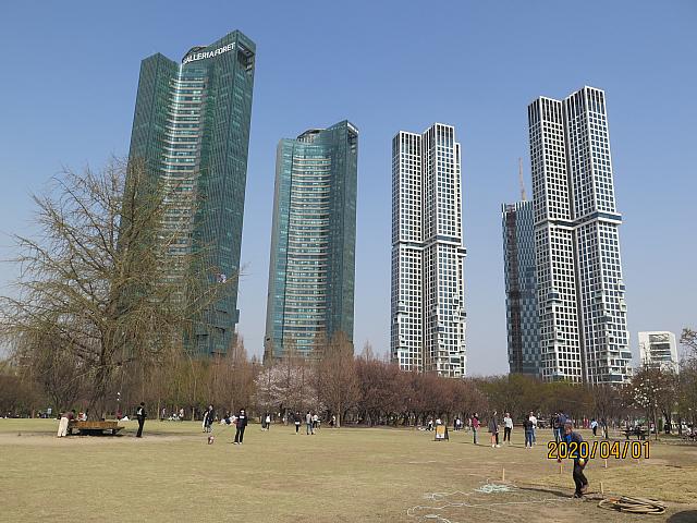 背景のビルが2本増えました！