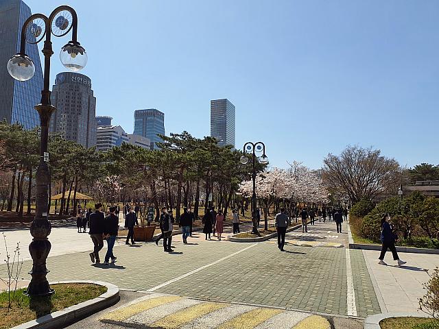 オフィス街の汝矣島だけに、昼休みは多くの人でにぎわいます。