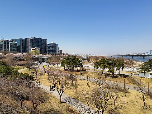 漢江公園がすぐ横にあるので雰囲気も開放的。