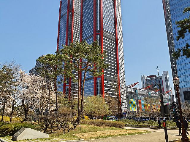 昨年オープンしたばかりの商業ビルParc1がカラフルで眩しい汝矣島です。ザ・現代ソウルも見えますね。