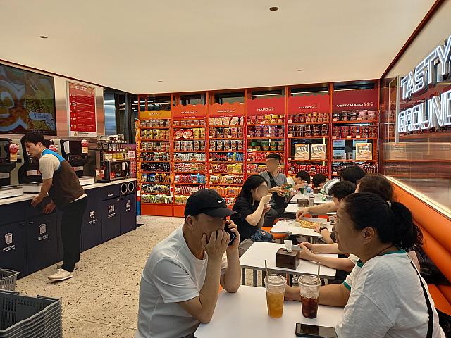 店内の一角にはこれ！韓国のラーメン。ラーメン調理機が設置され、イートインも可能！