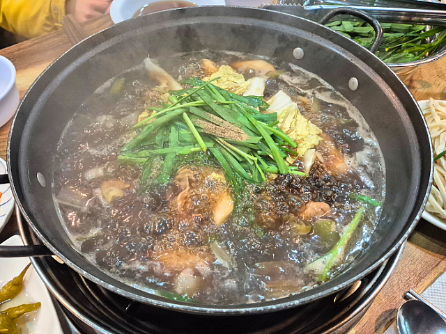 何種類かの漢方を処方し３日間煮込んで作った特別な薬膳スープが特徴。
血液循環の改善、疲労回復、免疫力増進、血圧管理、骨粗しょう症予防などに効果があるとのことでした。