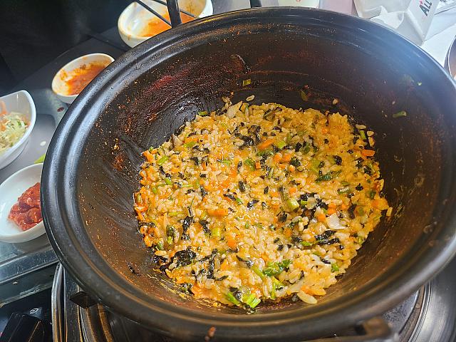 シメの焼き飯は鍋に押し付けておこげをつけて食べましょう！