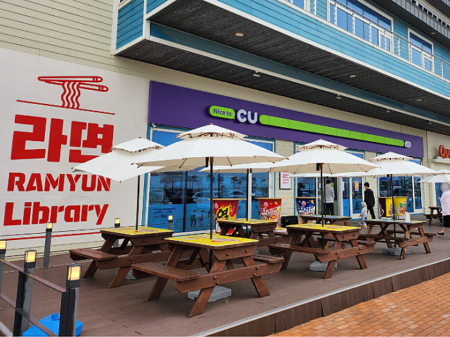 お店は海沿いにあるので天気のいい日には外で食事を楽しむのもありかもしれません。