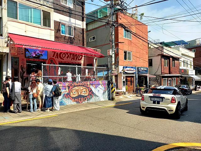 お昼時だったので、あちこち行列お店も~。