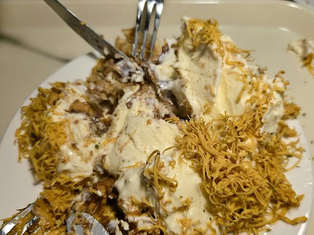 高級チーズとバニラアイスが山のように盛られたワッフル。崩して、いただきます♡