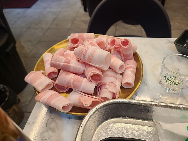 くるっと巻かれた冷凍豚肉！