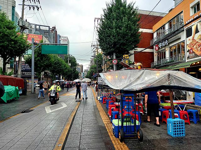 駅前の屋台は準備中~＾＾もう数時間したら、ココもすごく賑わいそう。