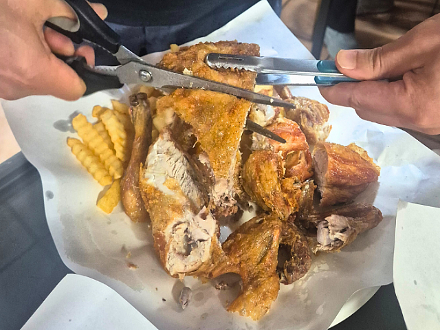 お店の人がハサミで適当な大きさにカットしてくれた後にいただきます。