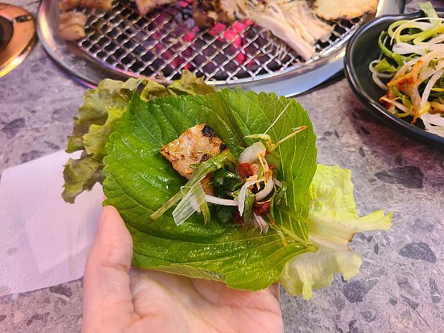 サンチュとエゴマの葉に巻いて食べましょう～