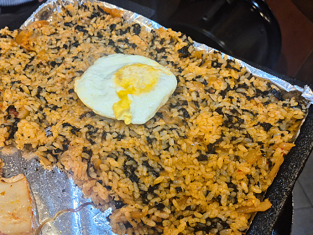 追加で目玉焼き付きのポックムパブ（炒飯）も注文しちゃいました。