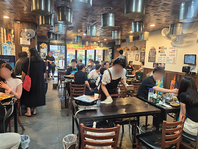 店内は、会社での飲み会や友人達の集まりなどで訪問したお客さん達で賑わっていました。
