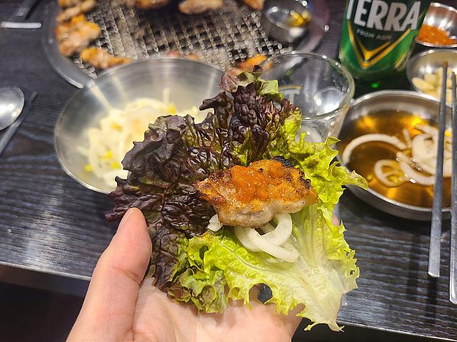 サンチュに巻いて一口で！