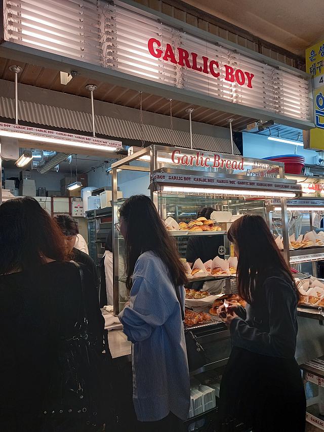 ガーリックパンのお店も行列~。
