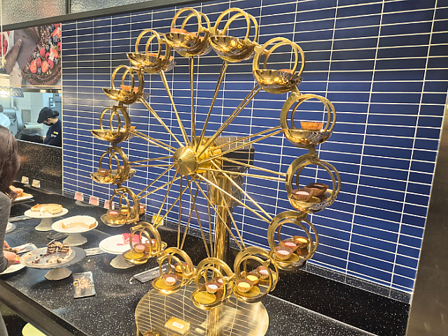 デザートコーナーには観覧車に乗っているマカロンが。これは大人でも思わず手が出ちゃいます。