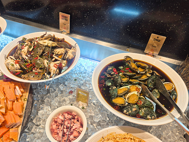 カンジャンケジャンと醤油漬けアワビ。これは必食メニューですね。