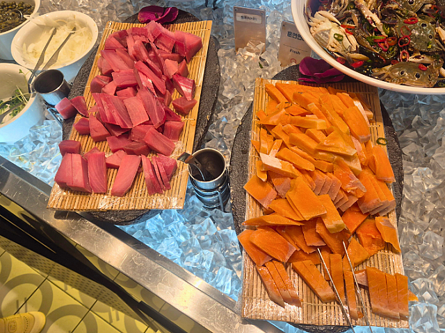 韓国特有の凍ったままのマグロ＆サーモン刺身。