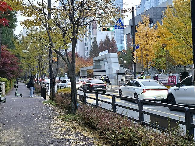 学校前ももちろん行列！スヌンは午前８時１０分までに入室完了しなければいけません。遅刻したら入室不可。試験が受けられません。