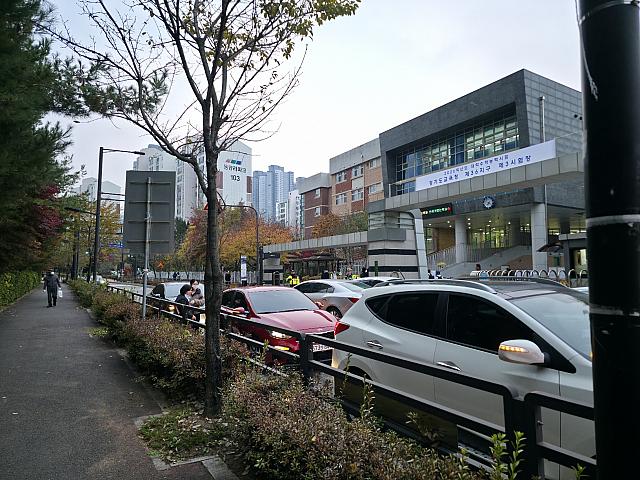 試験会場から家の遠い我が子を遅刻しないように無事に試験会場まで送り届けたいご両親。