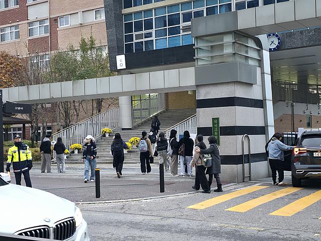 もちろんバスなどを使ってくる子もいます。学校前でも警察が交通整理をして、交通事故防止に励んでいます。