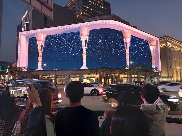 観覧ポイントは明洞郵便局の前。