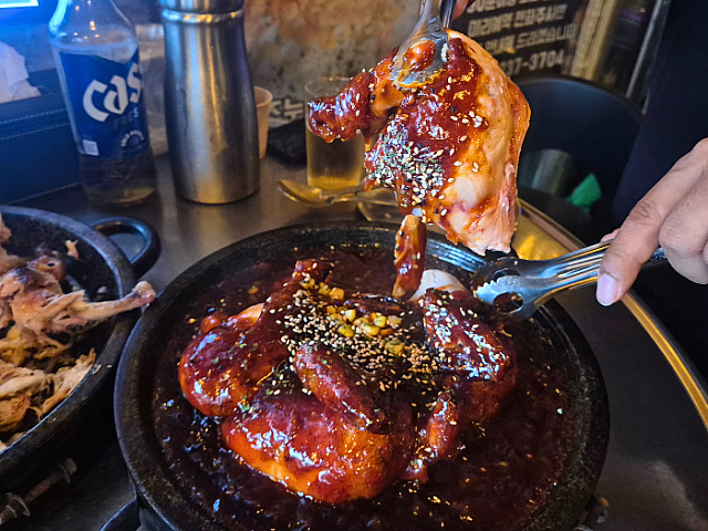 ゴマとコーンの食感がアクセントで、ビールが止まらない美味しさ。（かなり辛いので注意が必要です。）