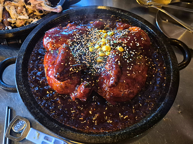 ピリ辛ソースが絶品のヤンニョムヌルンジトンタク。